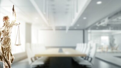 Vier wichtige Urteile für Arbeitnehmervertreter im Aufsichtsrat | © AdobeStock | Robert Kneschke