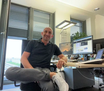 Hat sichtlich Spaß an der BR-Tätigkeit: Andreas Wolfrum in seinem Büro  | © Betriebsrat Mercedes-Benz Bank, Berlin
