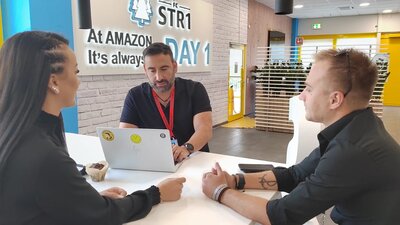 Christos Kalpakidis, Betriebsrat des Logistikzentrums Pforzheim, im Gespräch  | © Betriebsrat Amazon-Logistikzentrum Pforzheim