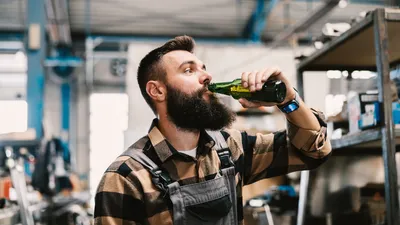 Was Betriebsräte bei suchterkrankten Mitarbeitern tun können  | © AdobeStock | dusanpetkovic1