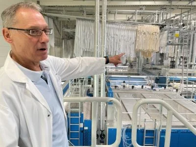 Dirk Hecker zeigt „seine“ Mietwäscherei.  | © ifb