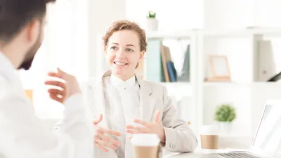 Gespräche führen bei psychischen Belastungen | © AdobeStock | pressmaster