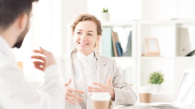Gespräche führen bei psychischen Belastungen | © AdobeStock | pressmaster