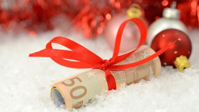Weihnachtsgeld: Wer hat Anspruch darauf? | © AdobeStock | matho