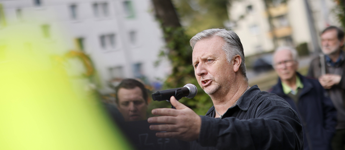 Betriebsrat Harald Hartung spricht bei Protesten vor dem Neven Dumont Haus in Köln | © IMAGO | Panama Pictures
