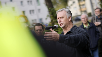 Betriebsrat Harald Hartung spricht bei Protesten vor dem Neven Dumont Haus in Köln | © IMAGO | Panama Pictures