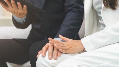 Hinschauen und handeln - sexuelle Belästigung am Arbeitsplatz | © AdobeStock | KMPZZZ