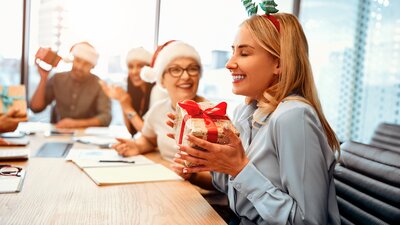 Weihnachtsbräuche im Arbeitsalltag | © AdobeStock | HBS