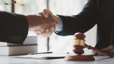 Dringend gebraucht: „Mehr Unterstützung vom Gesetzgeber“ | © AdobeStock | PhotosD