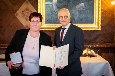 Die Medaille für treue Arbeit im Dienste des Volkes: Cordula Radtke und Dr. Peter Tschentscher, Hamburgs Bürgermeister | © T. Radtke