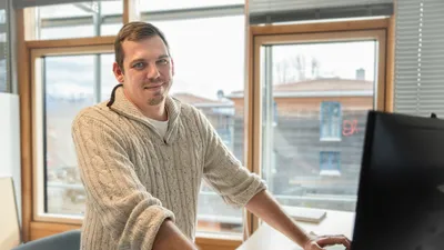 Der nicht alltägliche Werdegang von Fachbereichskoordinator Niklas Frank  | © ifb