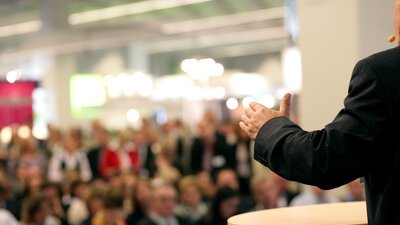 Als der Bundeskanzler zur Betriebsversammlung kam | © AdobeStock | Franz Pfluegl