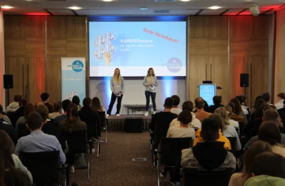 Die JAV-Produktmanagerinnen Franzi (li.) und Katrin bei der Verabschiedung | © ifb