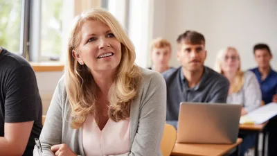 Qualifizierungsgeld – was ist das und wer bekommt es? | © AdobeStock | Monkey Business