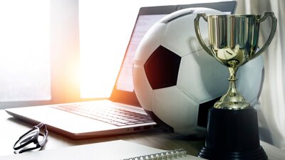 Fußball und Seminare | © AdobeStock | janews094