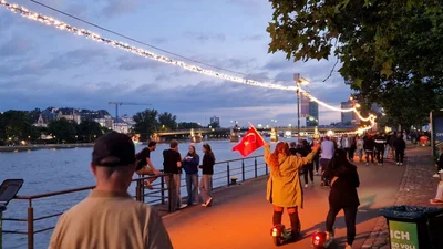 Die Fanzone in Frankfurt war direkt am Mainufer.  | © Matthias Engel