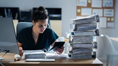 Frust-Thema Überstunden: So finden Sie als Betriebsrat zu einer Regelung | © AdobeStock | Andrey Popov 