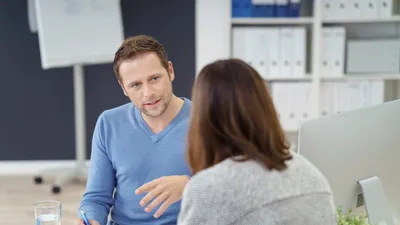 Herausfordernde Gespräche meistern | © Adobe Stock | contrastwerkstatt