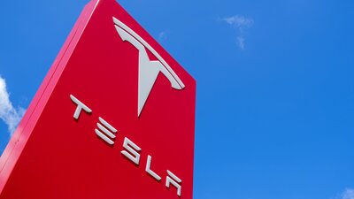 Tesla: Hausbesuch vom Chef?! | © AdobeStock | Björn Wylezich