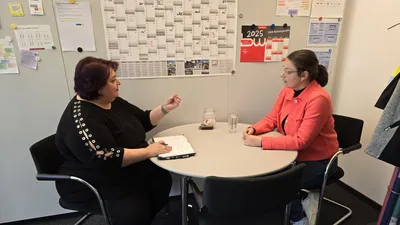Zeit für die Kollegen: Konstantina Ourdas (links) im Gespräch | © Konstantina Ourdas 