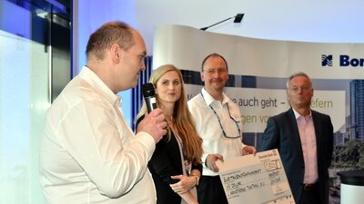 Andreas Kühnel (links) bedankt sich für eine Spende an die Tiertafel.  | © Andreas Kühnel 
