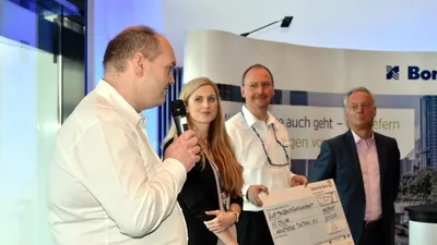 Andreas Kühnel (links) bedankt sich für eine Spende an die Tiertafel.  | © Andreas Kühnel 