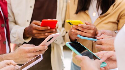 Warum Medienkompetenz für JAV, Auszubildende und junge Beschäftigte heute wichtiger denn je ist | © AdobeStock | Xavier Lorenzo