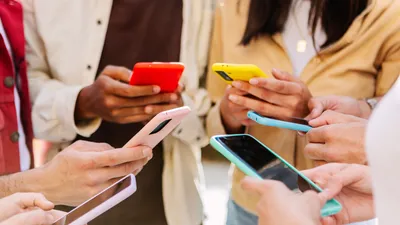 Warum Medienkompetenz für JAV, Auszubildende und junge Beschäftigte heute wichtiger denn je ist | © AdobeStock | Xavier Lorenzo