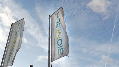 Nach Milliardengewinnen nun Stellenabbau bei Biontech | © AdobeStock | Marcus Krauss