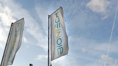 Nach Milliardengewinnen nun Stellenabbau bei Biontech | © AdobeStock | Marcus Krauss