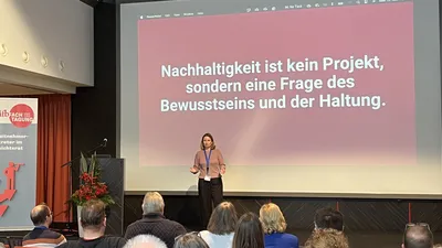Nachhaltigkeitsexpertin Nicole Götz begleitet seit vielen Jahren Unternehmen auf ihrem Weg zu mehr ökologischer und sozialer Verantwortung. | © ifb
