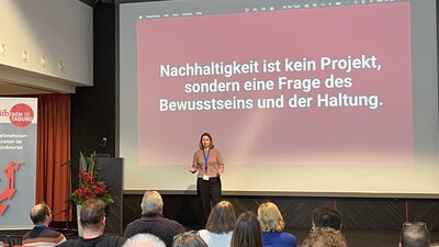 Nachhaltigkeitsexpertin Nicole Götz begleitet seit vielen Jahren Unternehmen auf ihrem Weg zu mehr ökologischer und sozialer Verantwortung. | © ifb