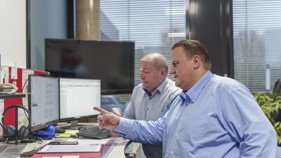 Hans-Heinrich Sauer (li.) und Till Breznjak: Ein Betriebsratsvorsitzender und sein Stellvertreter über den Generationenwechsel im Gremium | © Till Breznjak