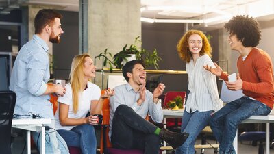 JAV: Gespräche auf Augenhöhe mit Kollegen, Betriebsrat und Vorgesetzen | © AdobeStock | Prostock-studio