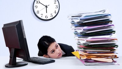 Überstunden Arbeitnehmer | © AdobeStock | Creativa Images