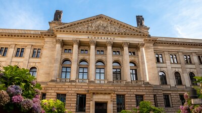 Bundesrat fordert Anpassung des Betriebsverfassungsgesetzes | © AdobeStock | 1take1shot