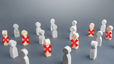 Massenentlassung vs. Fachkräftemangel | © AdobeStock | Andrii Yalanskyi