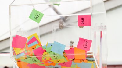 Das Los entscheidet: Prämie für Mitarbeiter ohne Fehltage? | © AdobeStock | H. Brauer