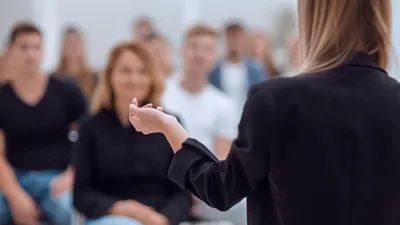 „Gleicher unter Gleichen“ – der BRV zwischen vermitteln, kommunizieren und führen   | © AdobeStock | ASDF