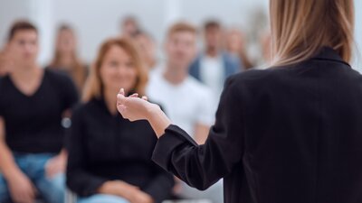 „Gleicher unter Gleichen“ – der BRV zwischen vermitteln, kommunizieren und führen   | © AdobeStock | ASDF