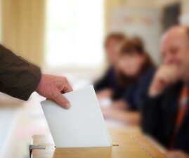 ifb-Referentin Kerstin Hain über Herausforderungen und häufige Fragen bei der Betriebsratswahl | © AdobeStock | Christian Schwier