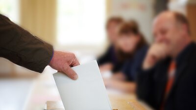 ifb-Referentin Kerstin Hain über Herausforderungen und häufige Fragen bei der Betriebsratswahl | © AdobeStock | Christian Schwier
