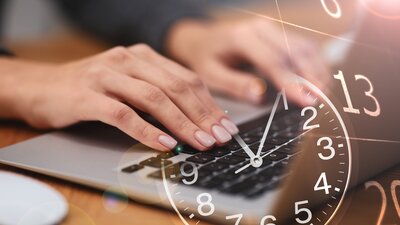 Mehr Flexibilität oder drohende Überlastung? Pläne zur Arbeitszeitreform sorgen für Diskussionen | © AdobeStock | New Africa