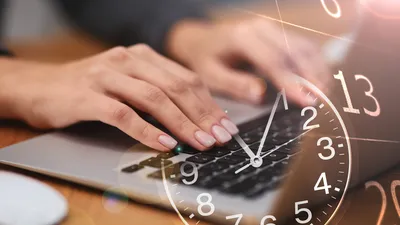 Mehr Flexibilität oder drohende Überlastung? Pläne zur Arbeitszeitreform sorgen für Diskussionen | © AdobeStock | New Africa