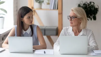 So bringt der Betriebsrat junge und erfahrene Mitarbeiter zusammen | © AdobeStock | fizkes