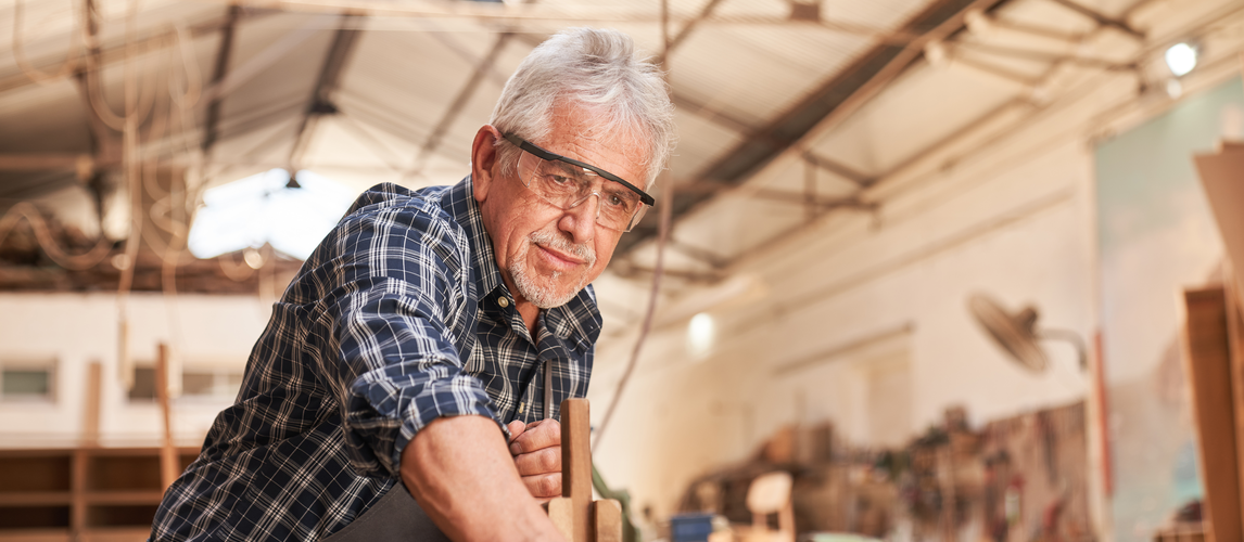 Ab 2026 sollen Rentner bis zu 2.000 Euro im Monat steuerfrei hinzuverdienen dürfen | © AdobeStock | Robert Kneschke