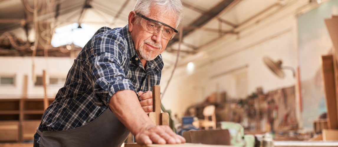 Ab 2026 sollen Rentner bis zu 2.000 Euro im Monat steuerfrei hinzuverdienen dürfen | © AdobeStock | Robert Kneschke Ab 2026 sollen Rentner bis zu 2.000 Euro im Monat steuerfrei hinzuverdienen dürfen | © AdobeStock | Robert Kneschke