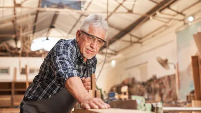 Ab 2026 sollen Rentner bis zu 2.000 Euro im Monat steuerfrei hinzuverdienen dürfen | © AdobeStock | Robert Kneschke