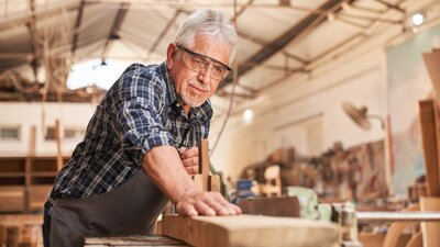 Ab 2026 sollen Rentner bis zu 2.000 Euro im Monat steuerfrei hinzuverdienen dürfen | © AdobeStock | Robert Kneschke