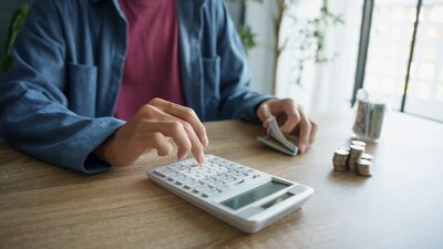 Und wie viel verdienen Sie pro Stunde?  | © AdobeStock | Wanda